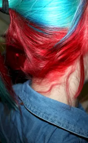 Rotblaues Haar