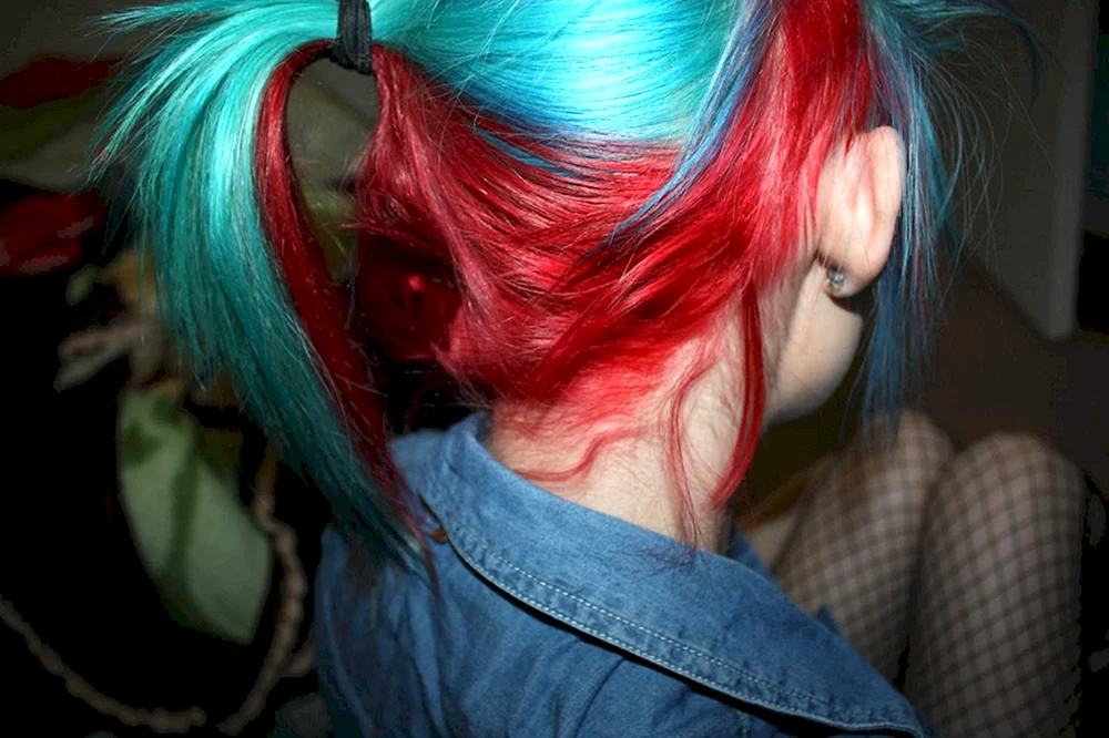 Rotblaues Haar