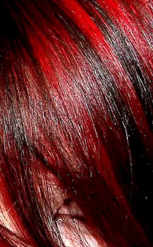 Rot färben auf dunklem Haar