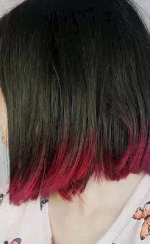 Rote Spitzen auf kurzem Haar