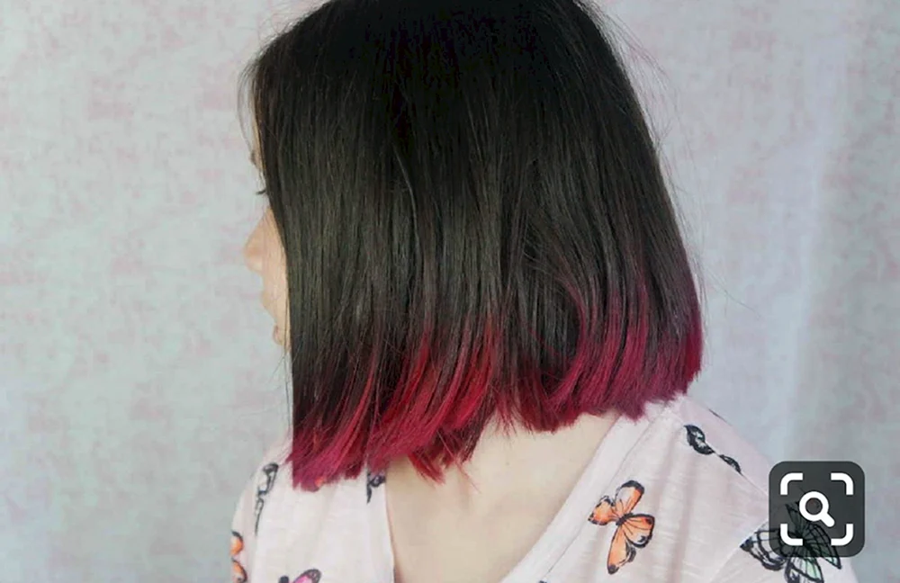 Rote Spitzen auf kurzem Haar