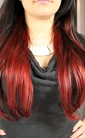 Rote Spitzen auf dunklem Haar