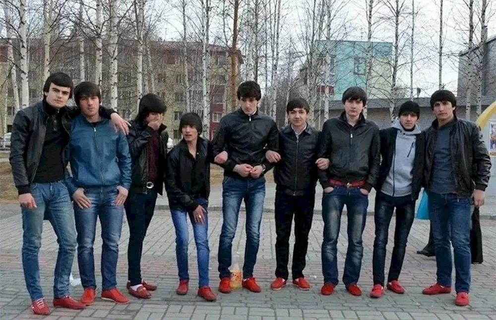 Rote Halbschuhe Kaukasier
