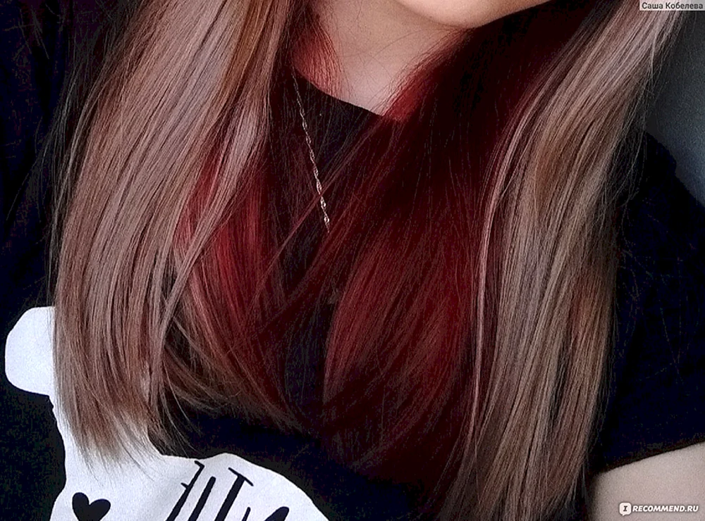 Rotes Tonikum für blondes Haar