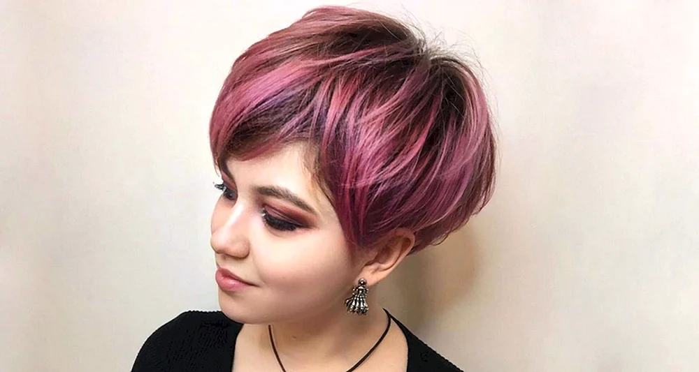 Kreative Färbung auf kurzem Haar Haare