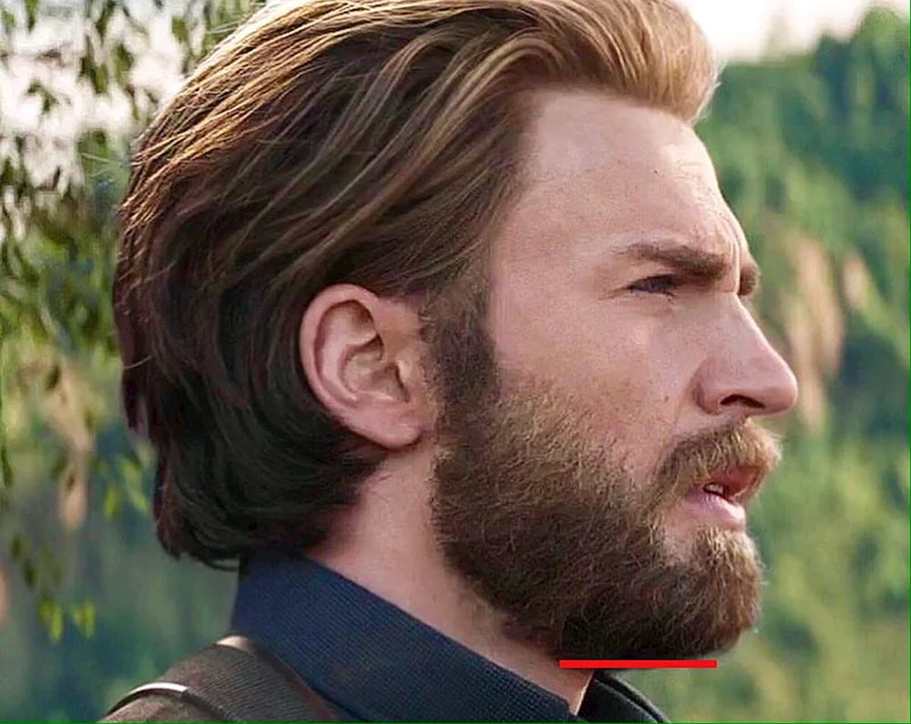 Chris Evans mit langen Haaren und Bart