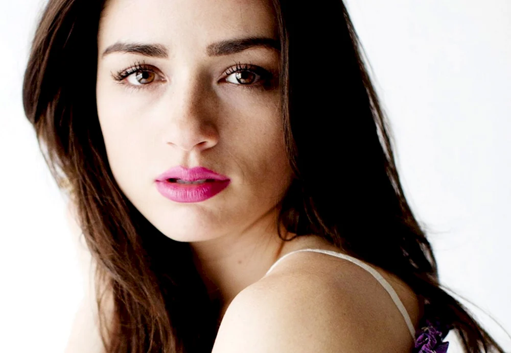 Crystal Reed jung