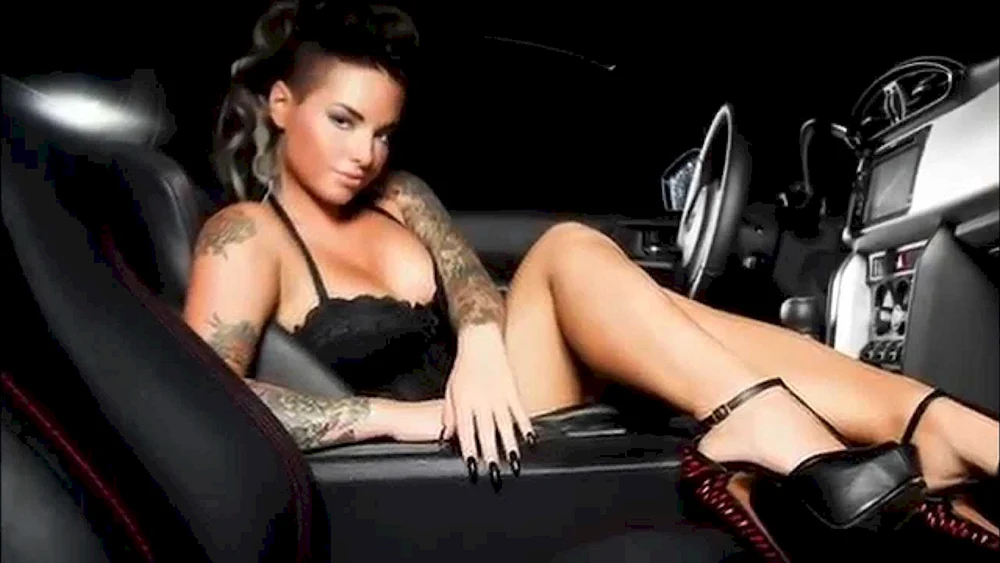 Pornostar Christy Mack in Strümpfen