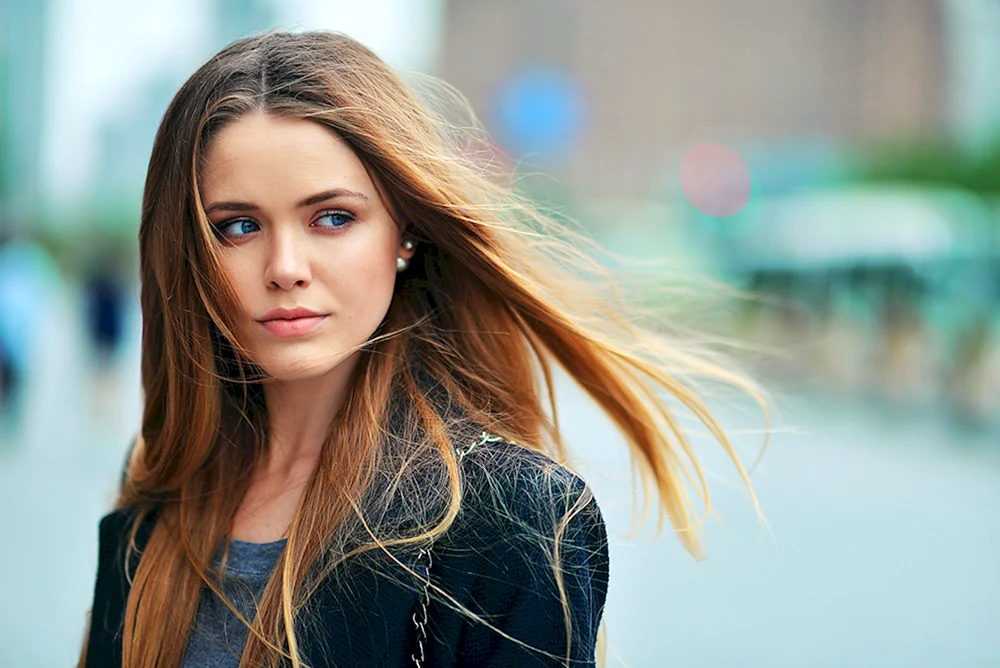 Barbara Palvin mit blauen Augen