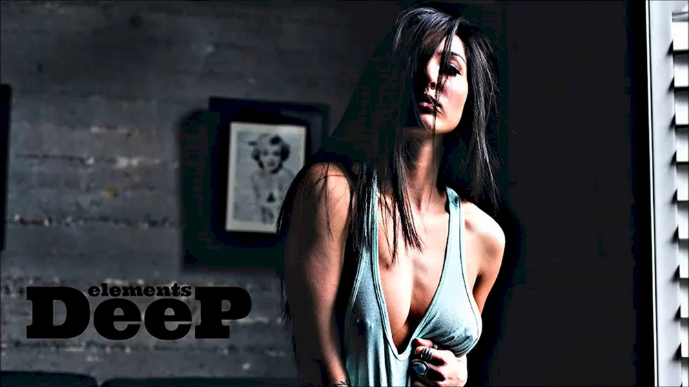 Kristina Chai im Tanktop