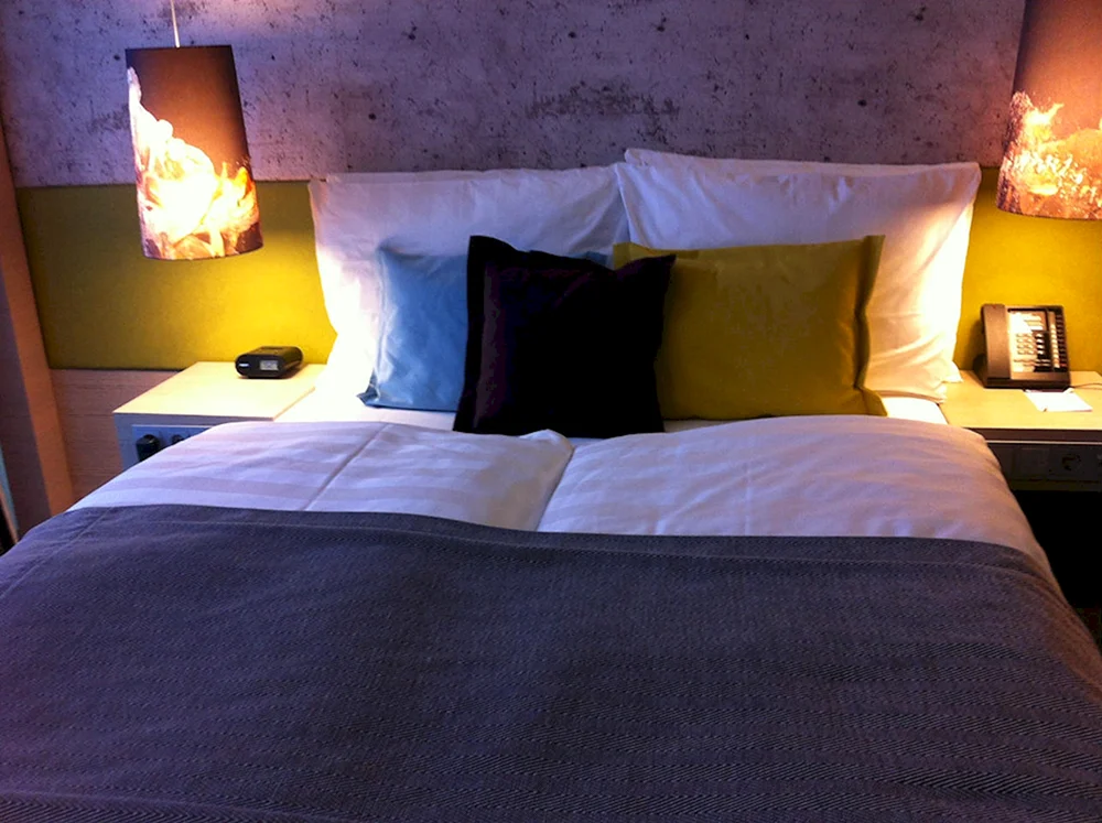 Dunkles gemütliches Zimmer mit einem Bett