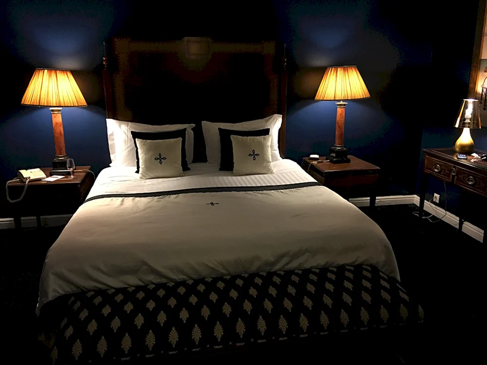 Dichtes Zimmer mit Bett bei Nacht