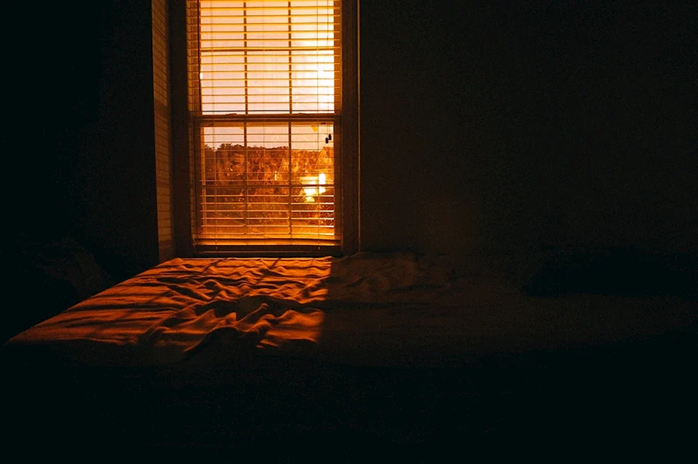 Dichtes Zimmer mit einem Bett