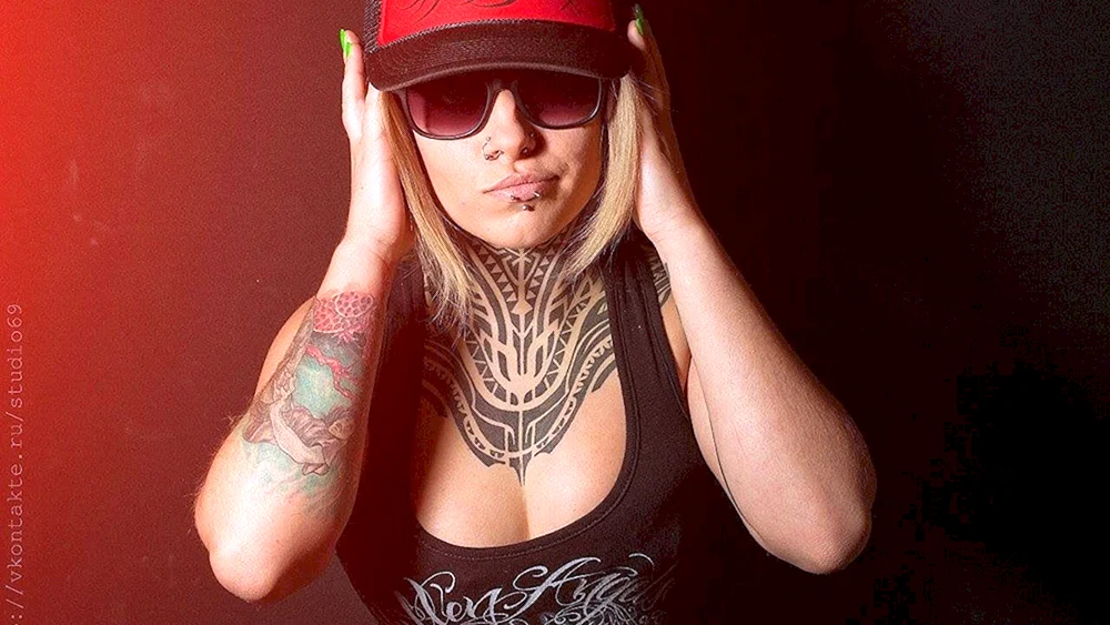 Blondes Mädchen im Kapuzenpulli
