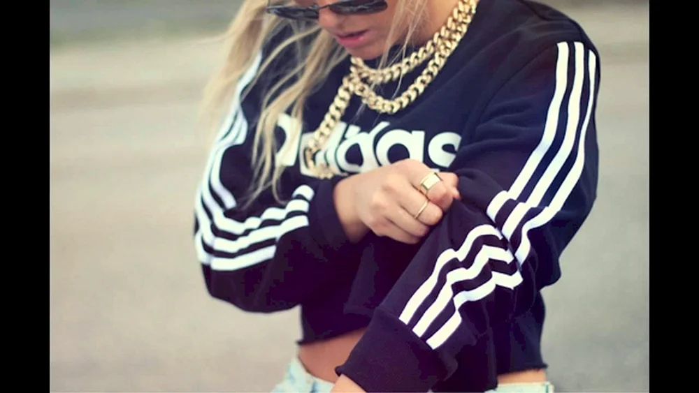 Ein Mann in Adidas