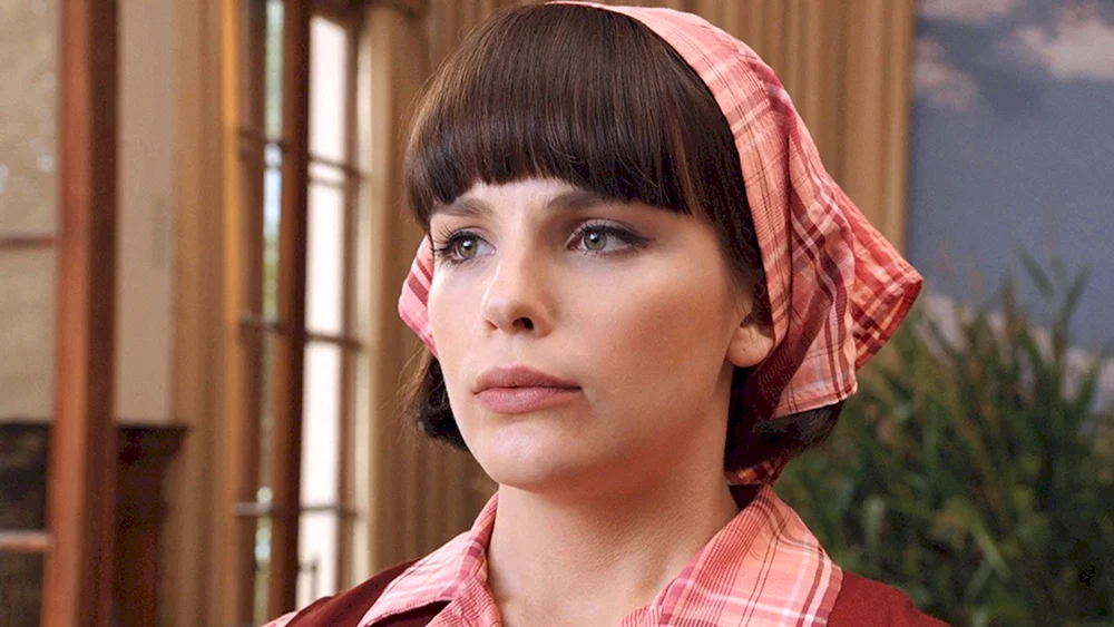 Xenia Lukyanchikova Rote Königin