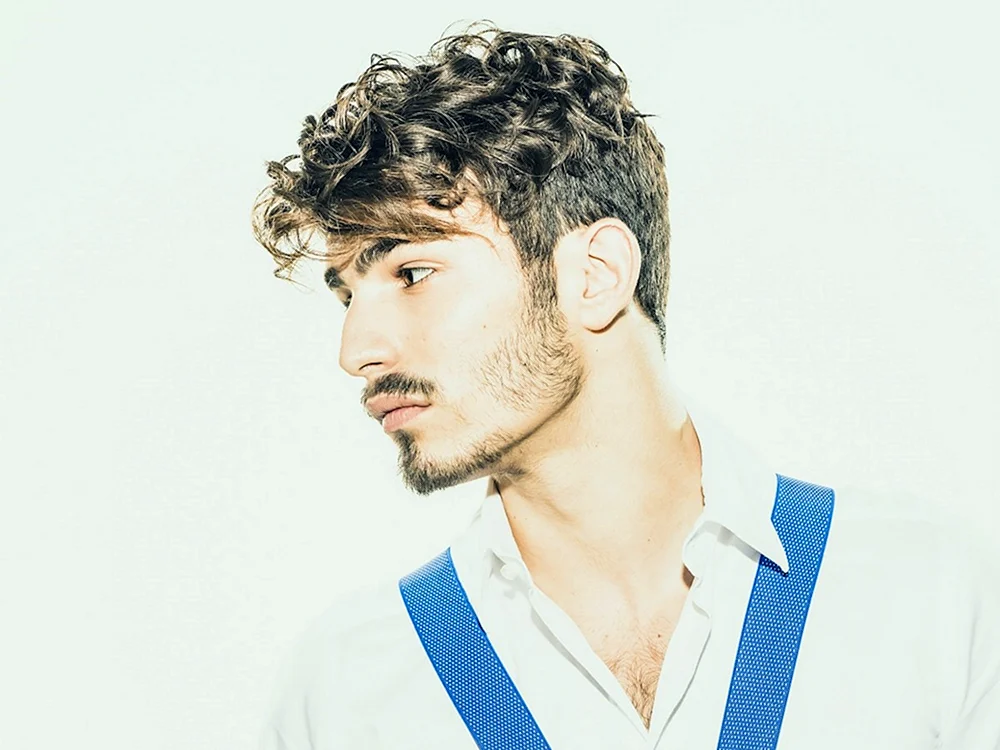 Kyle Thomas lockiges Haar