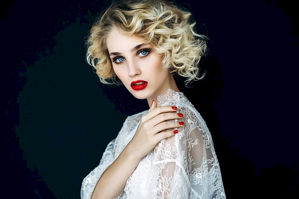 Locken auf kurzem lockiges Haar