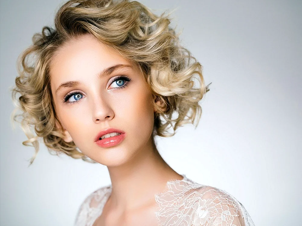 Locken auf kurzem Haar