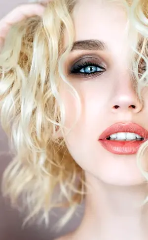 Lockiges Blond