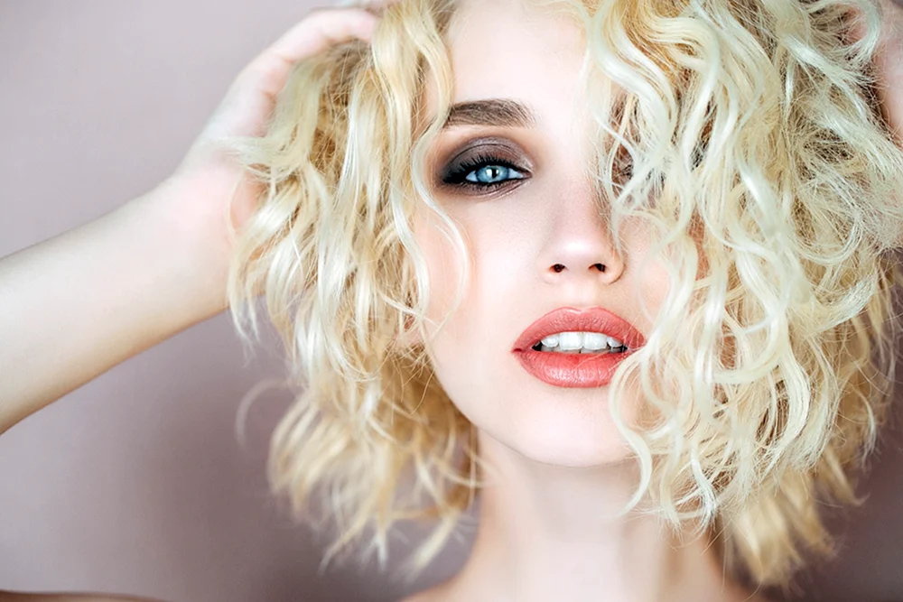 Lockiges Blond