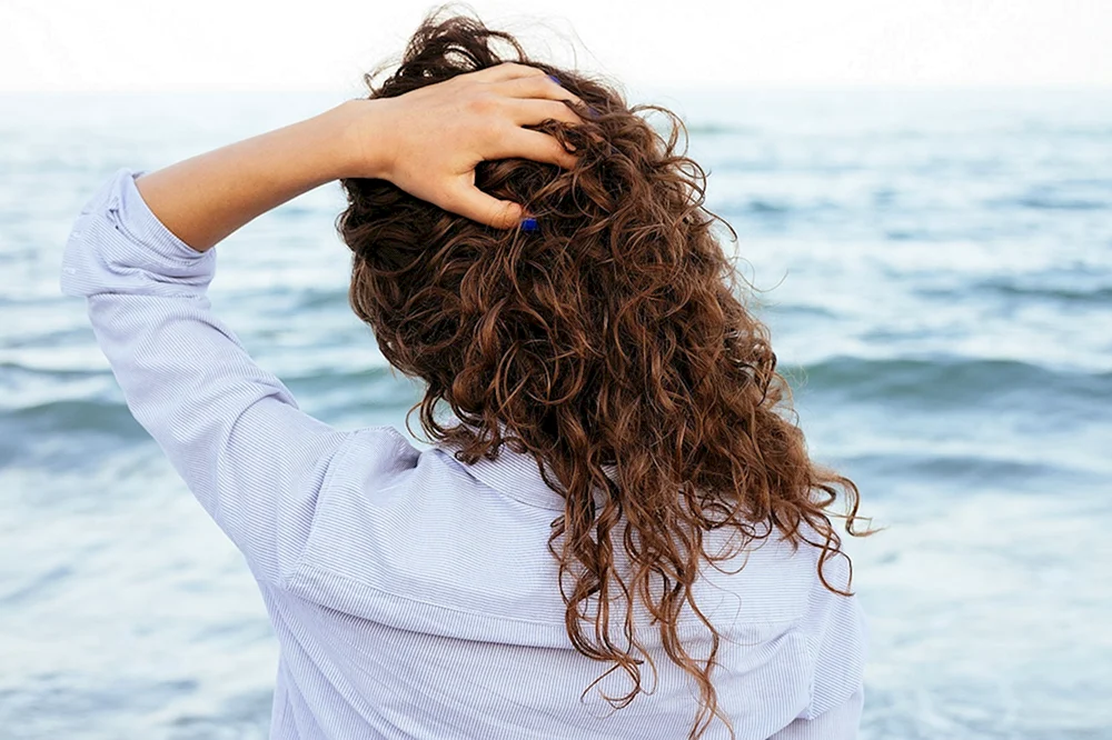 Brunette Mädchen mit lockigem Haar