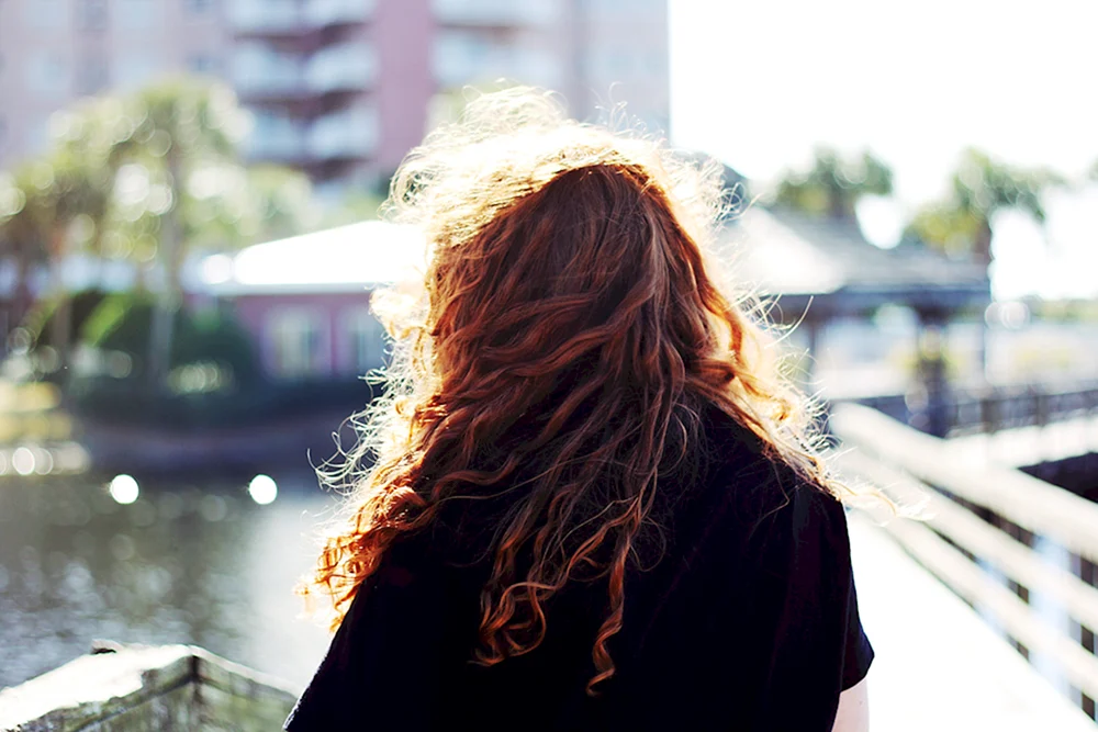 Nicole Shea mit roten Haaren