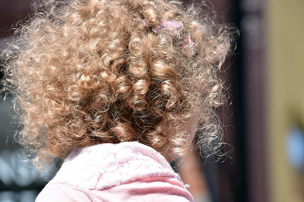Lockiges Haar.