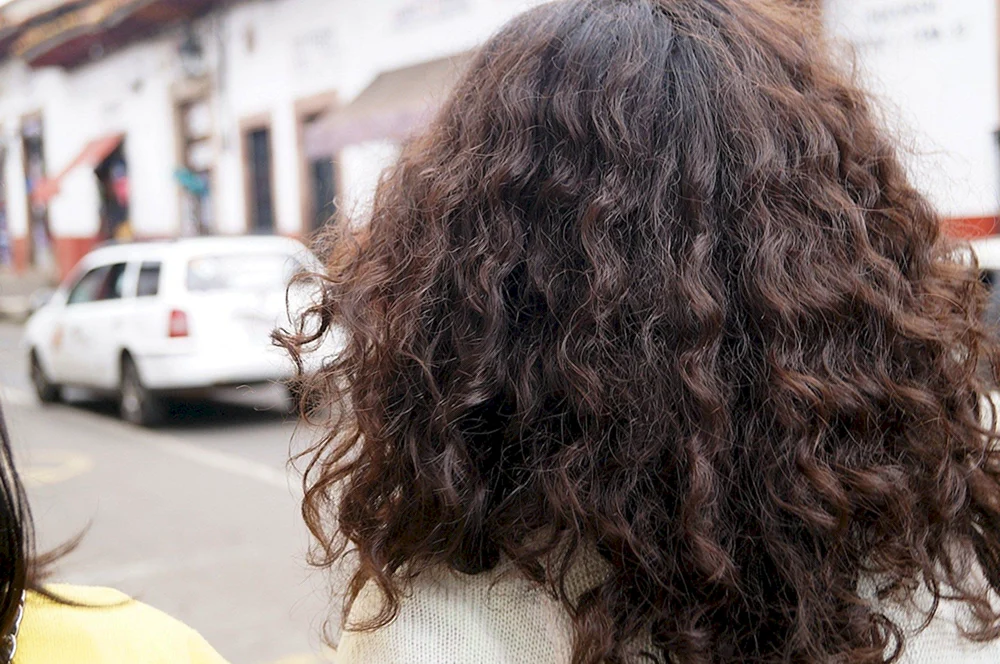 Mädchen mit lockigem Haar