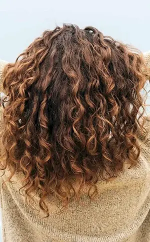 Lockiges Haar von hinten