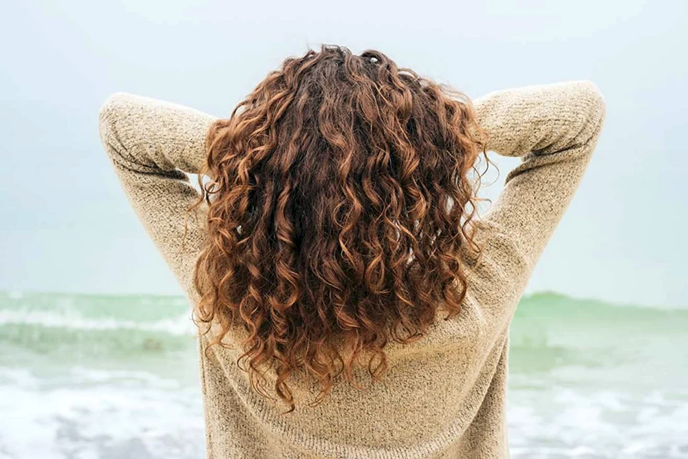 Lockiges Haar von hinten