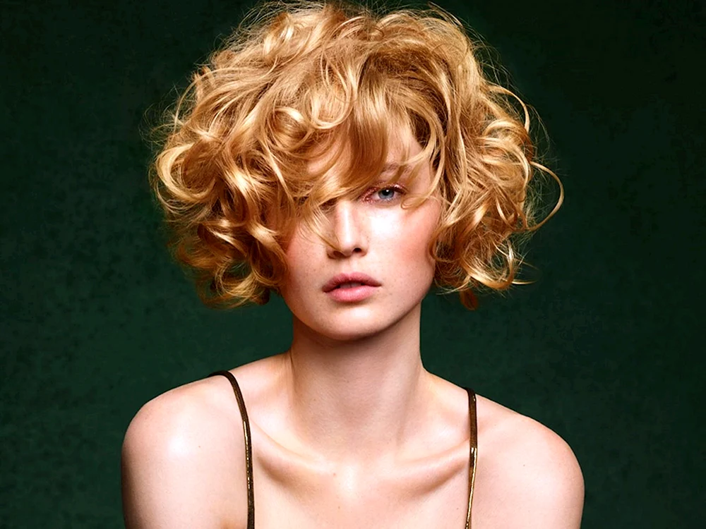Curly bob 2022