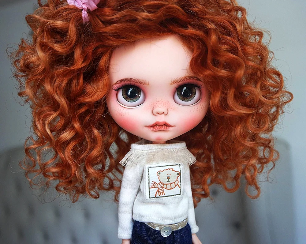 Blaze Puppe rote lockige Haare.