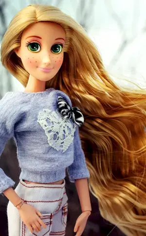 Puppe mit langen Haaren
