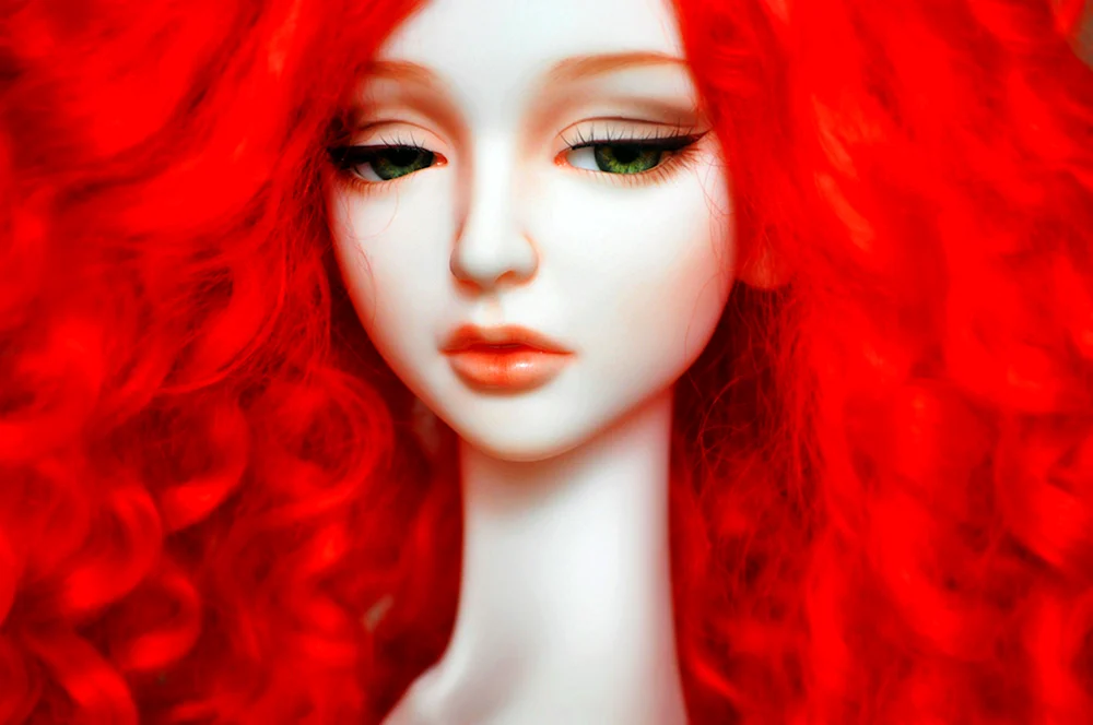 Puppe mit roten Haaren