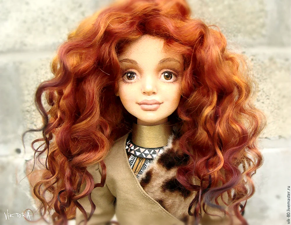 Puppe mit roten Haaren