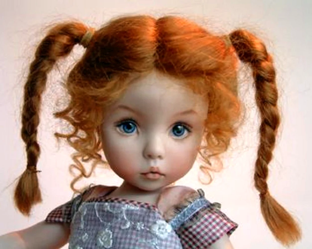 Puppe mit roten Haaren