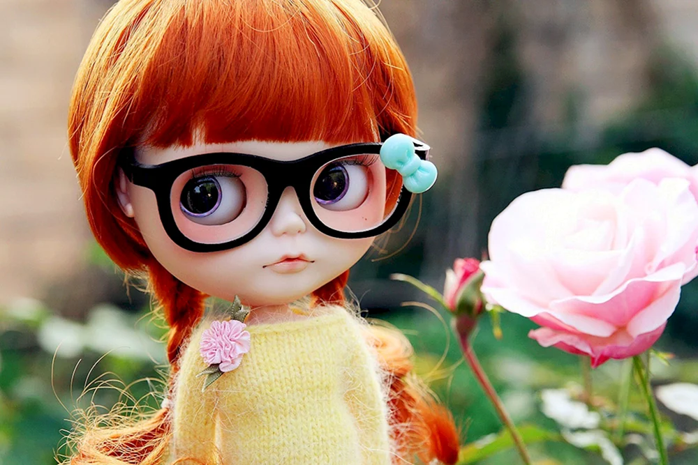 Puppe mit Brille