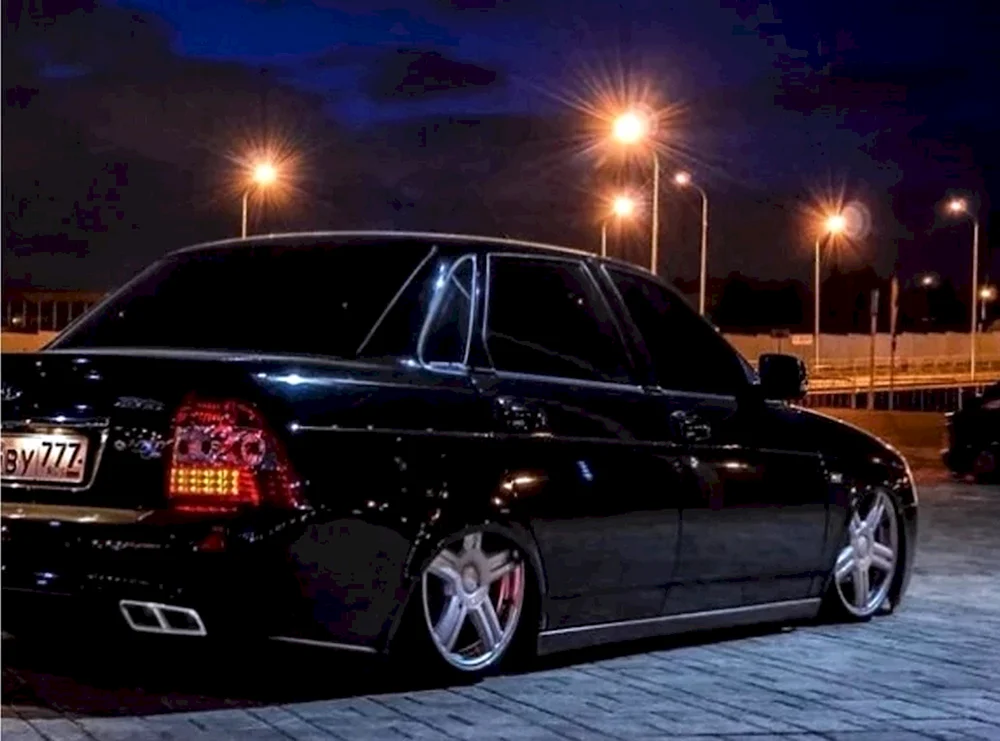 Lada Priora schwarz