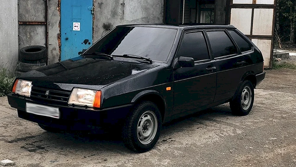 Lada VAZ 2109 schwarz getönt