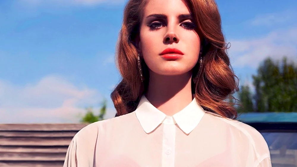 Lana del Rey in einem Cafe