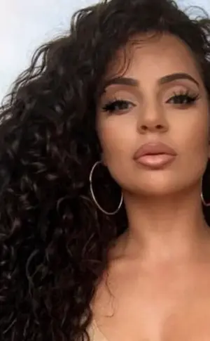 Latina Frauen mit lockigem Haar