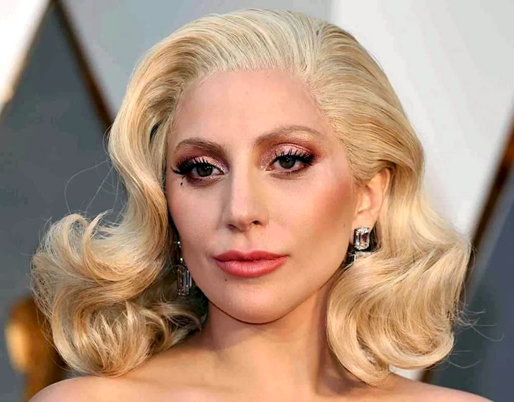 Lady Gaga blond