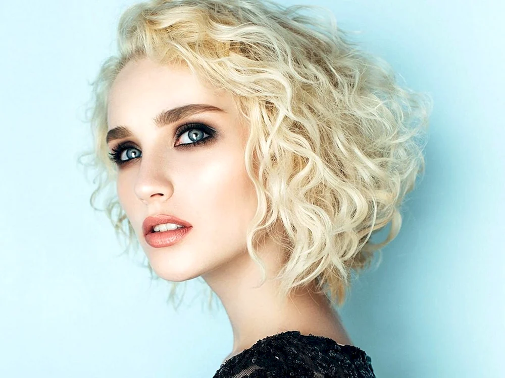 Leichte Locken auf kurzem Haar
