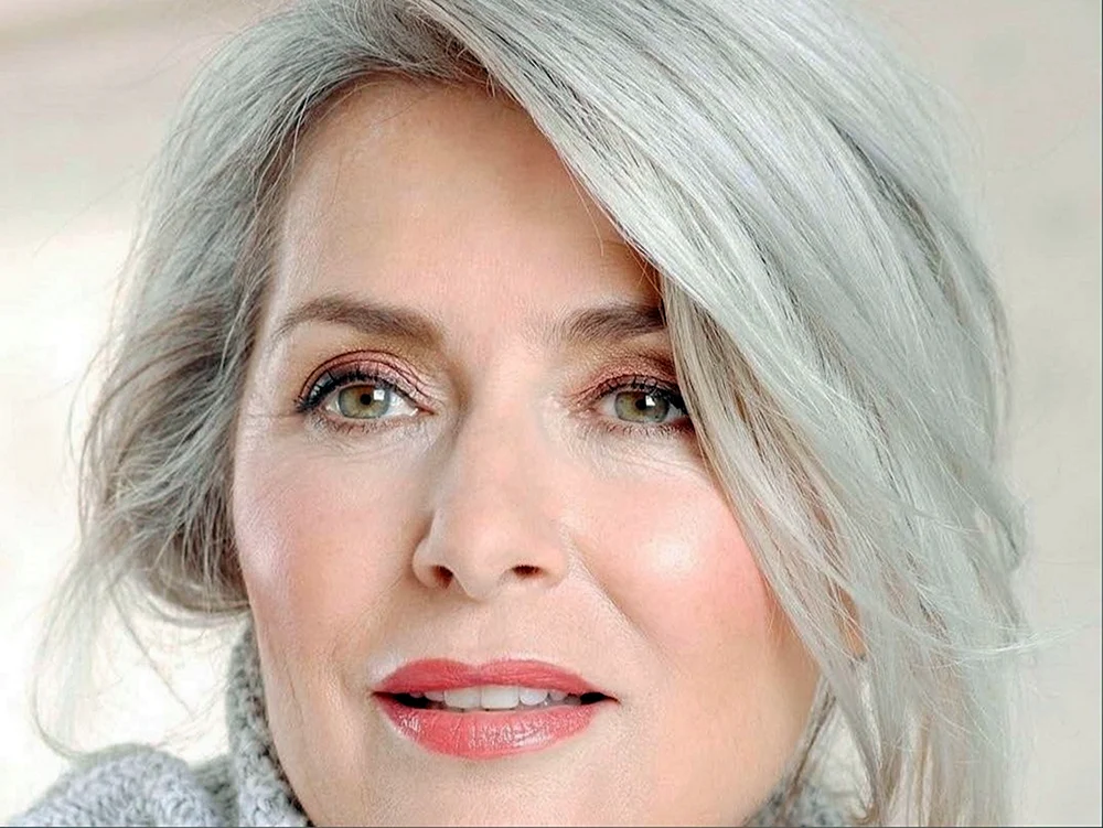 Lena Deyanova Graues Haar