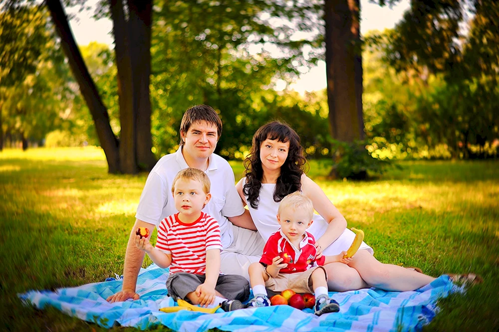 Familienfoto in der Natur