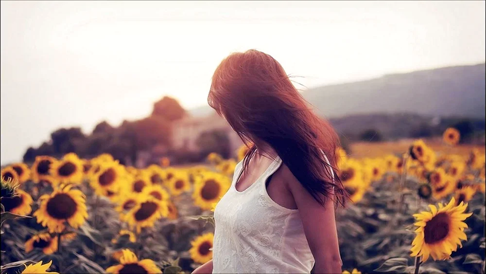 Blond in der Natur von hinten