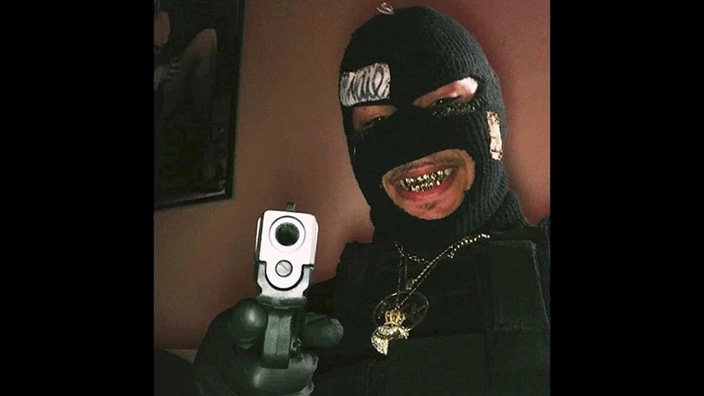 Mann in weißer Maske