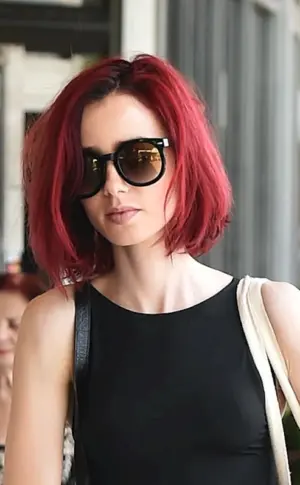Lily Collins Bob rotes Haar