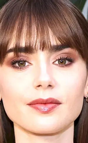 Lily Collins mit Pony